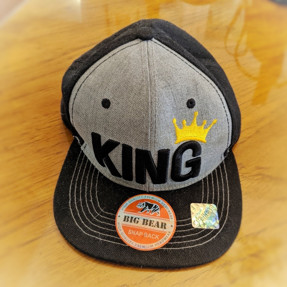 MOVING SALE✨EUC King 👑👑👑 Big Bear Hat